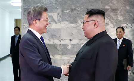 Moon Jae-in y Kim Jong-un Presidente surcoreano se reunirá con Kim Jong-un siempre que sea necesario